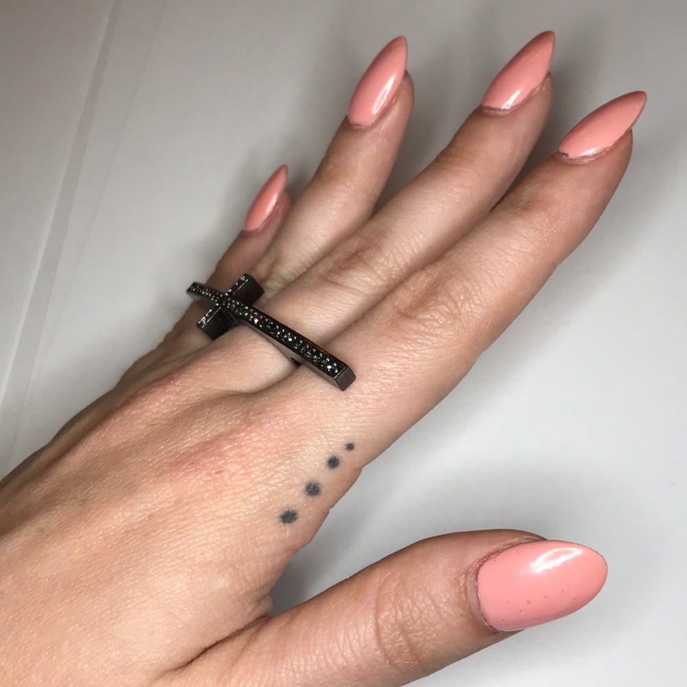 Middle finger cross ring